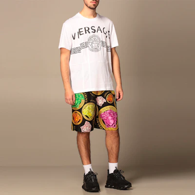 ヴェルサーチ 白 ロゴ グラフィック クルーネック 半袖 Tシャツ. A86893-A228806-A1001 Shop ヴェルサーチ 白 ロゴ グラフィック クルーネック 半袖 Tシャツ. A86893-A228806-A1001