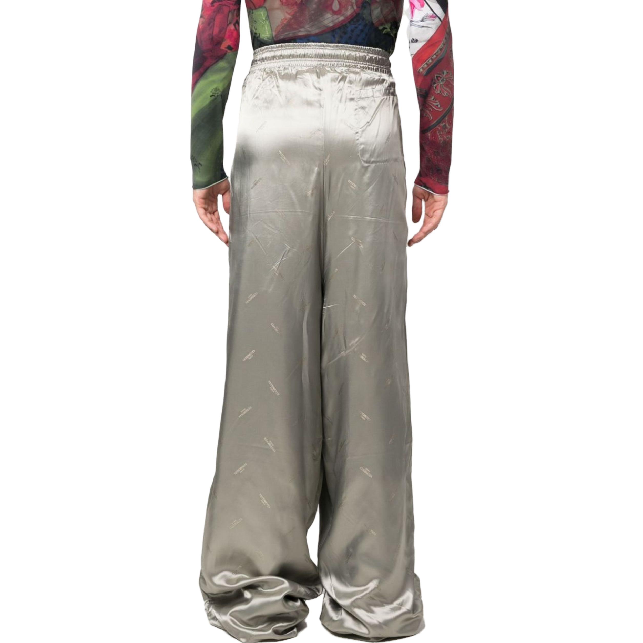 Shop ヴェトモン グロッシーグラデーションロゴプリント ワイドレッグリラックスパンツ ME63SP120S-GREY