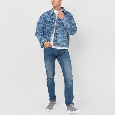 ヴェトモン レタープリント 長袖デニムジャケット ライトブルー UA52JA250BMEDIU Lookbook ヴェトモン レタープリント 長袖デニムジャケット ライトブルー UA52JA250BMEDIU