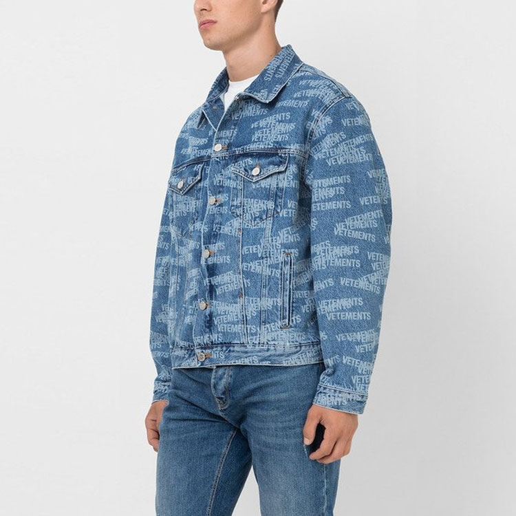 Shop ヴェトモン レタープリント 長袖デニムジャケット ライトブルー UA52JA250BMEDIU