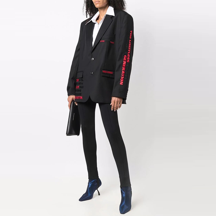 Shop 베트멍 FW21 자수 레터 싱글 브레스티드 블레이저 유니섹스 블랙. UA52JA900B-1202