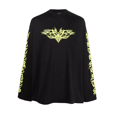 Vetements FW21 Gothic Print Crewneck Long Sleeve Tee Unisex Black. UA52TR590X-NERO
