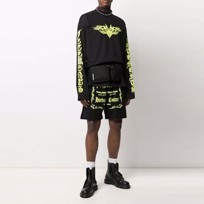 Vetements FW21 Baju Lengan Panjang Cetak Gothic Unisex Hitam. UA52TR590X-NERO Lookbook Vetements FW21 Baju Lengan Panjang Cetak Gothic Unisex Hitam. UA52TR590X-NERO