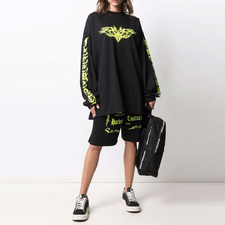 Shop Vetements FW21 Baju Lengan Panjang Cetak Gothic Unisex Hitam. UA52TR590X-NERO