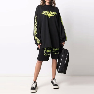 Vetements FW21 Baju Lengan Panjang Cetak Gothic Unisex Hitam. UA52TR590X-NERO Shop Vetements FW21 Baju Lengan Panjang Cetak Gothic Unisex Hitam. UA52TR590X-NERO