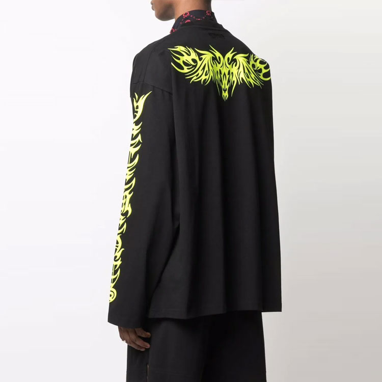 Purchase Vetements FW21 Baju Lengan Panjang Cetak Gothic Unisex Hitam. UA52TR590X-NERO