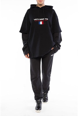 ヴェトモン FW21 ロゴ フーディー ユニセックス ブラック. WAH18TR10-BLACK Purchase ヴェトモン FW21 ロゴ フーディー ユニセックス ブラック. WAH18TR10-BLACK