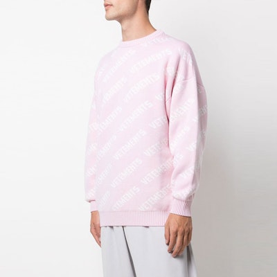Vetements FW21 Baju Sweater Crewneck Logo Pink Unisex. UA52KN600P-2901 Lookbook Vetements FW21 Baju Sweater Crewneck Logo Pink Unisex. UA52KN600P-2901
