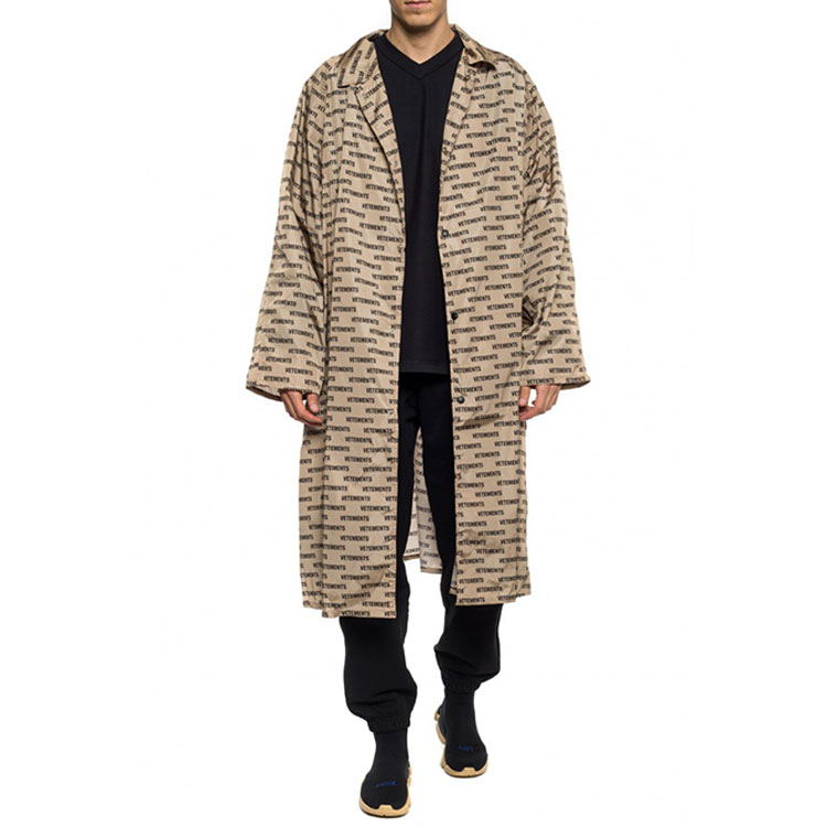 Lookbook ヴェトモン FW22 Vネックプルオーバースウェットシャツ ブラック パッチバックデザイン MAH19TR203-BLACK