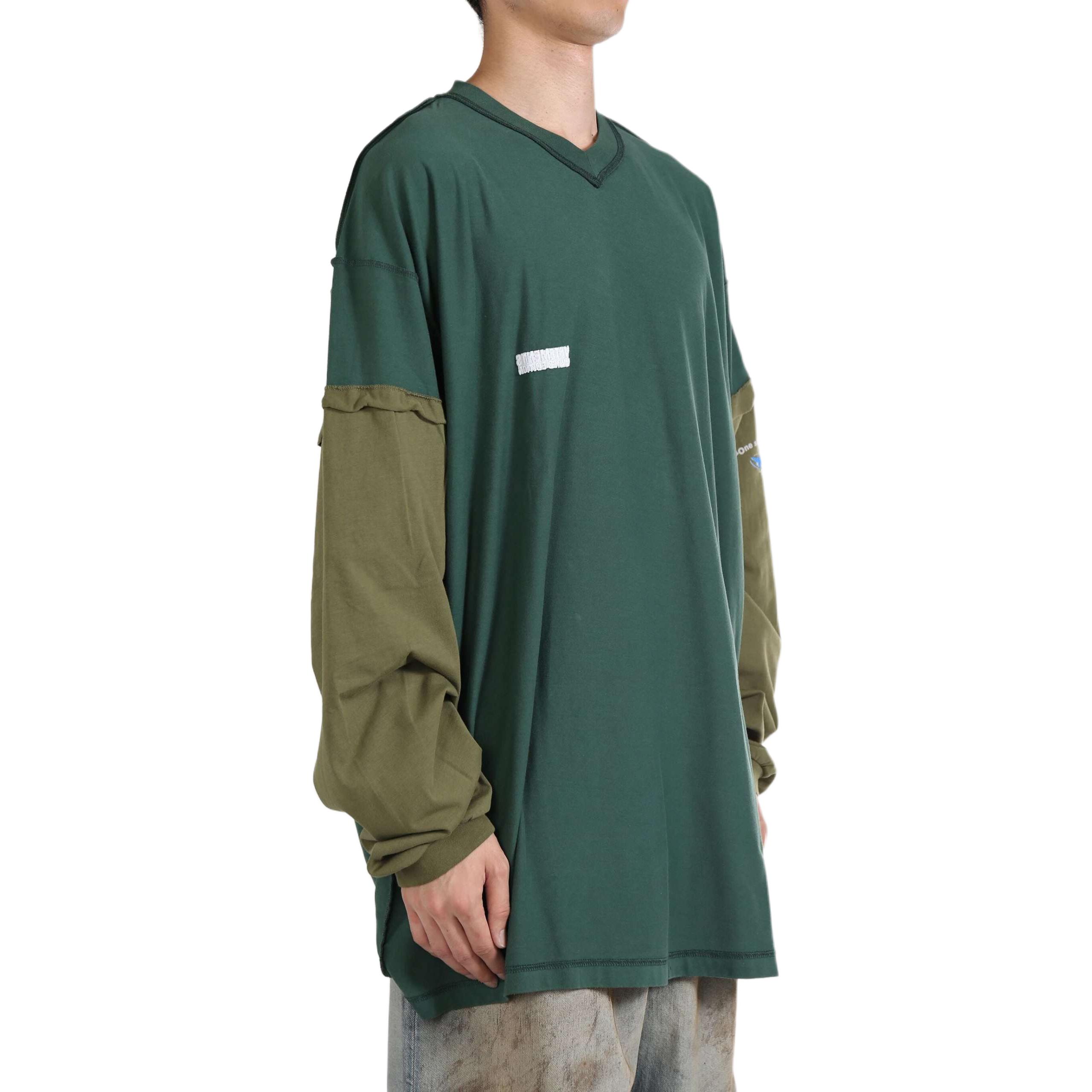 Lookbook Vetements FW24 Unisex Sweater Oversized V-Neck Patchwork Hijau. UA65LS320G-GREEN