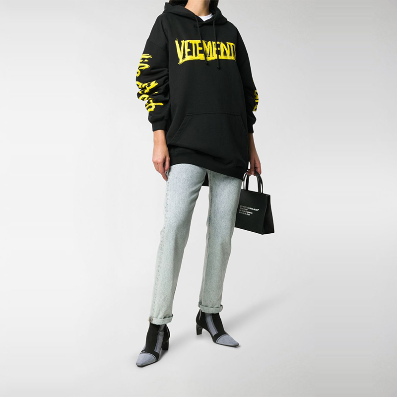 Shop ヴェトモン レタープリント オーバーサイズ スウェットシャツ ユニセックス ブラック UAH21TR632-BLACK