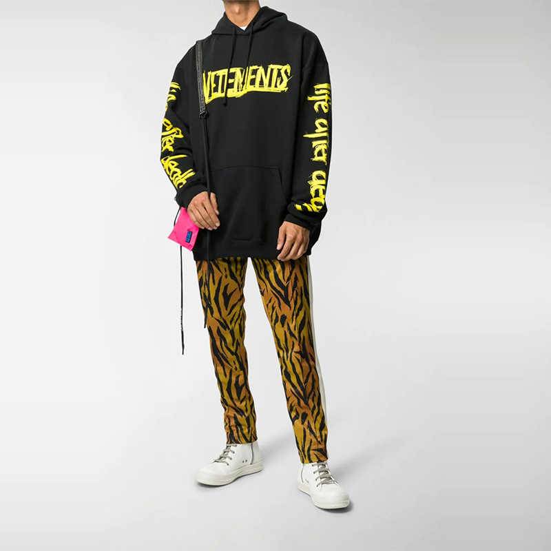 Purchase ヴェトモン レタープリント オーバーサイズ スウェットシャツ ユニセックス ブラック UAH21TR632-BLACK