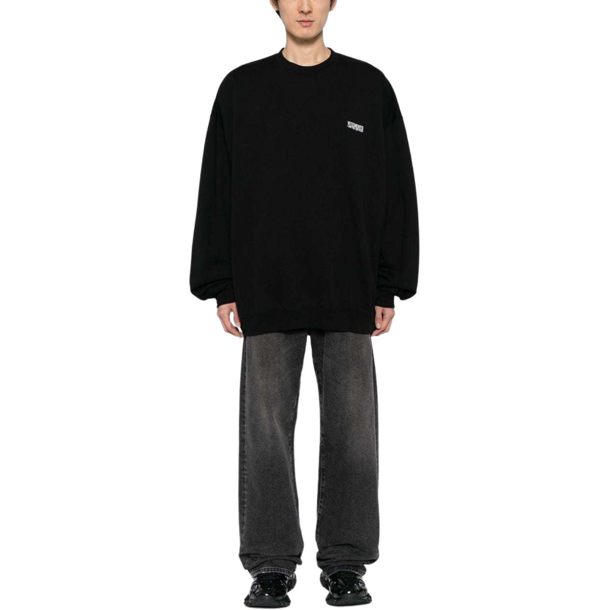 Lookbook 베트멍 로고 자수 크루넥 스웻셔츠 블랙 캐주얼웨어 UE64CW100B