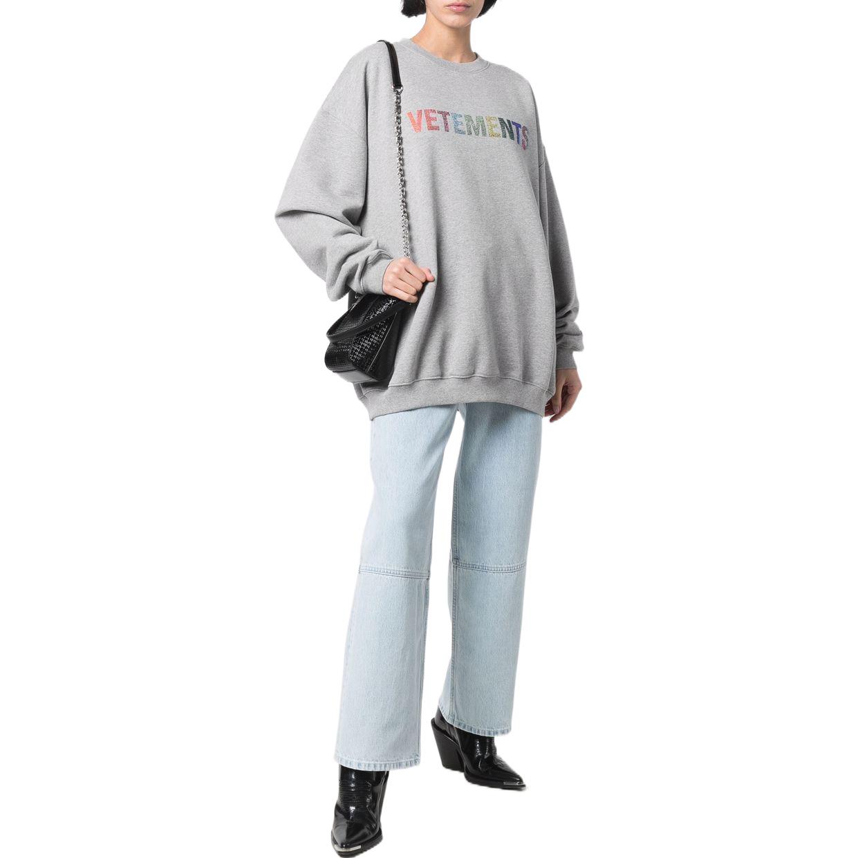 Shop Sudadera Unisex Gris Vetements Logo Print Crewneck Pullover. UE52TR520GGREY