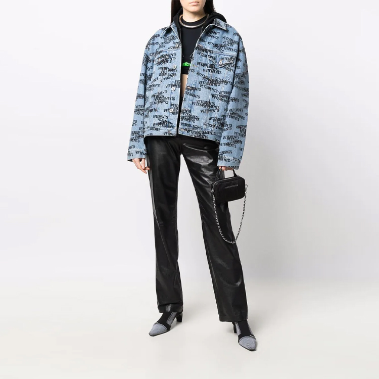 Shop ヴェトモン ロゴプリント デニムジャケット ユニセックス ブルー UE52JA180N-LIGHT