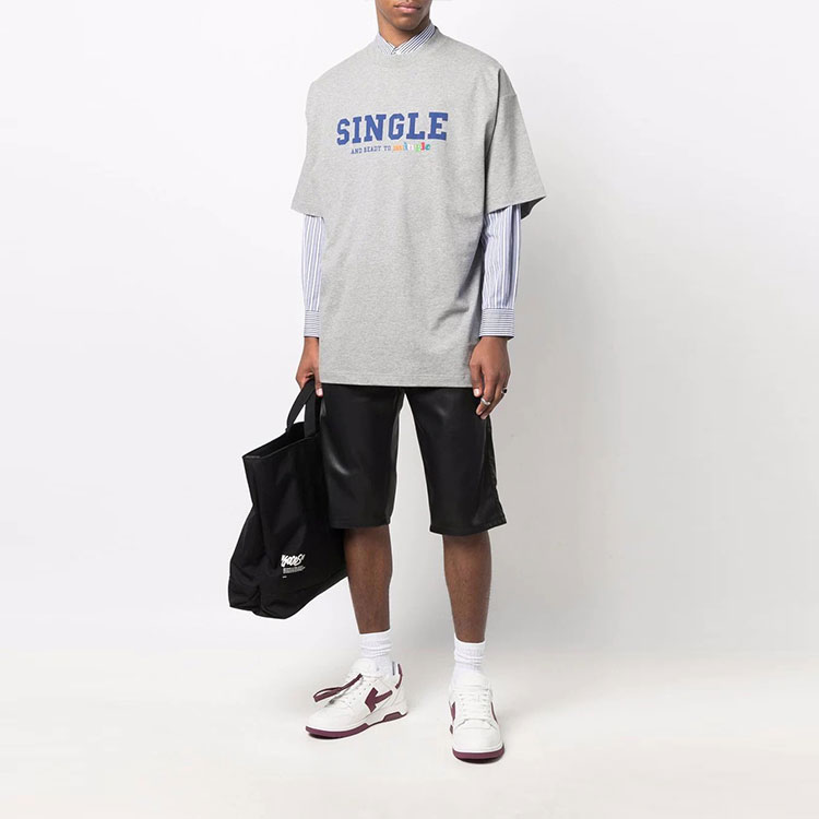 Shop 베트멍 싱글 프린트 크루넥 반팔 티셔츠 유니섹스 그레이 UE52TR190G-GREY