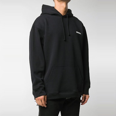 Vetements Hoodie Logo Kecil Unisex Hitam UAH21TR535-BLACK Sizing Vetements Hoodie Logo Kecil Unisex Hitam UAH21TR535-BLACK