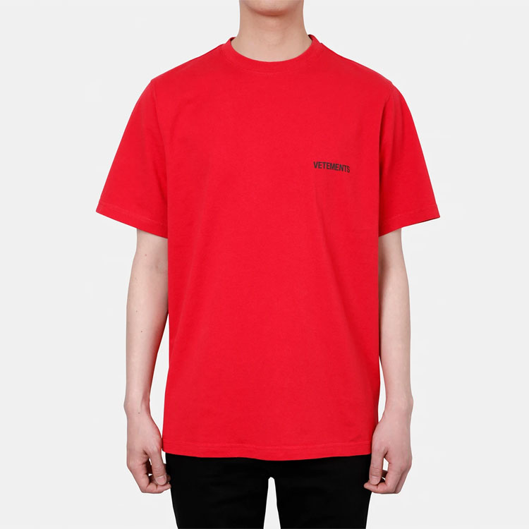 Shop Vetements Kemeja-T Unisex Logo Kecil Merah Crewneck. UAH21TR501-RED