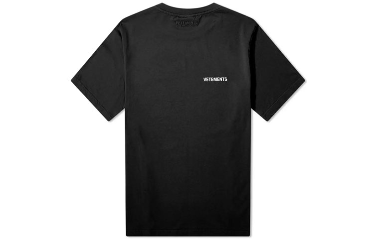 Lookbook Vetements Baju-T Hitam Unisex Lengan Pendek Logo Kecil. UAH21TR501-BK