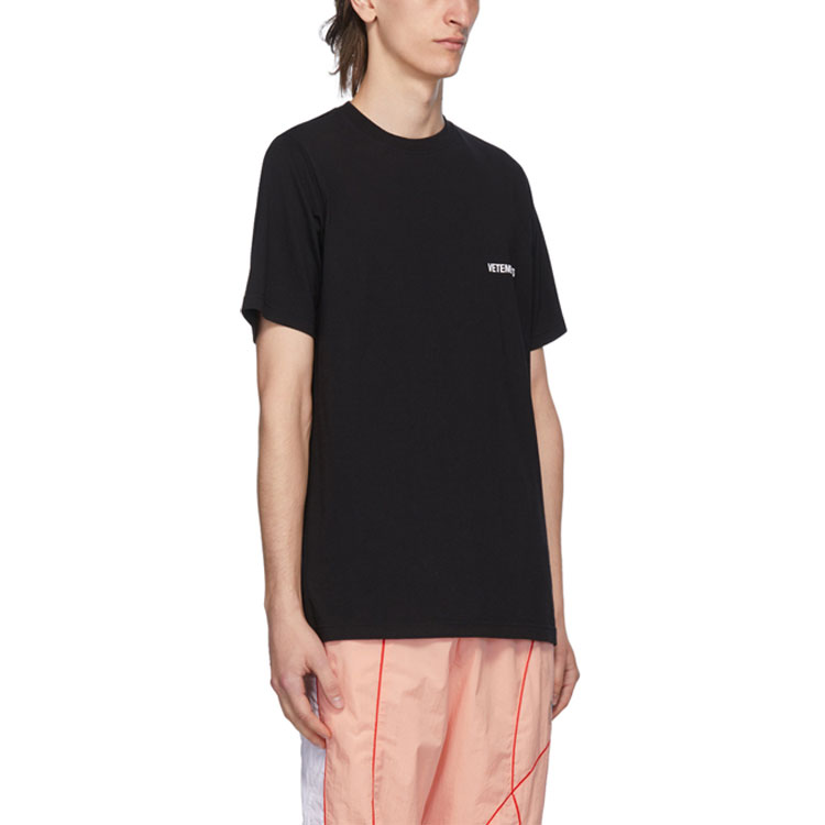 Shop Vetements Baju-T Hitam Unisex Lengan Pendek Logo Kecil. UAH21TR501-BK