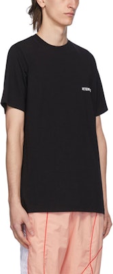 Vetements Baju-T Hitam Unisex Lengan Pendek Logo Kecil. UAH21TR501-BK Shop Vetements Baju-T Hitam Unisex Lengan Pendek Logo Kecil. UAH21TR501-BK