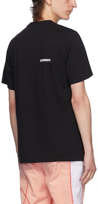 Vetements Baju-T Hitam Unisex Lengan Pendek Logo Kecil. UAH21TR501-BK Purchase Vetements Baju-T Hitam Unisex Lengan Pendek Logo Kecil. UAH21TR501-BK