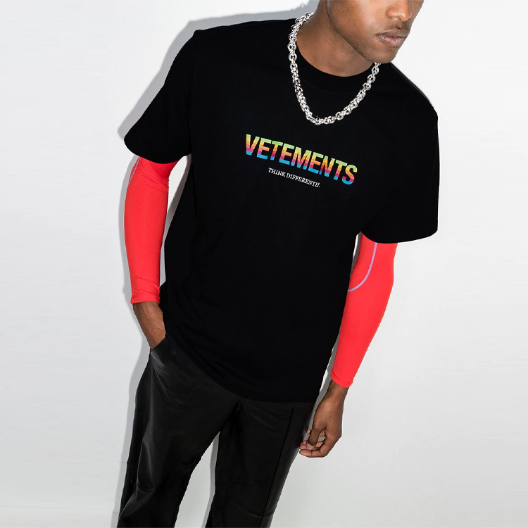 Lookbook Vetements SS21 Baju-T Hitam Cetakan Huruf Lengan Pendek. UE51TR620B