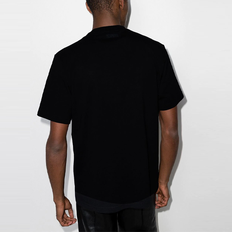 Shop Vetements SS21 Baju-T Hitam Cetakan Huruf Lengan Pendek. UE51TR620B