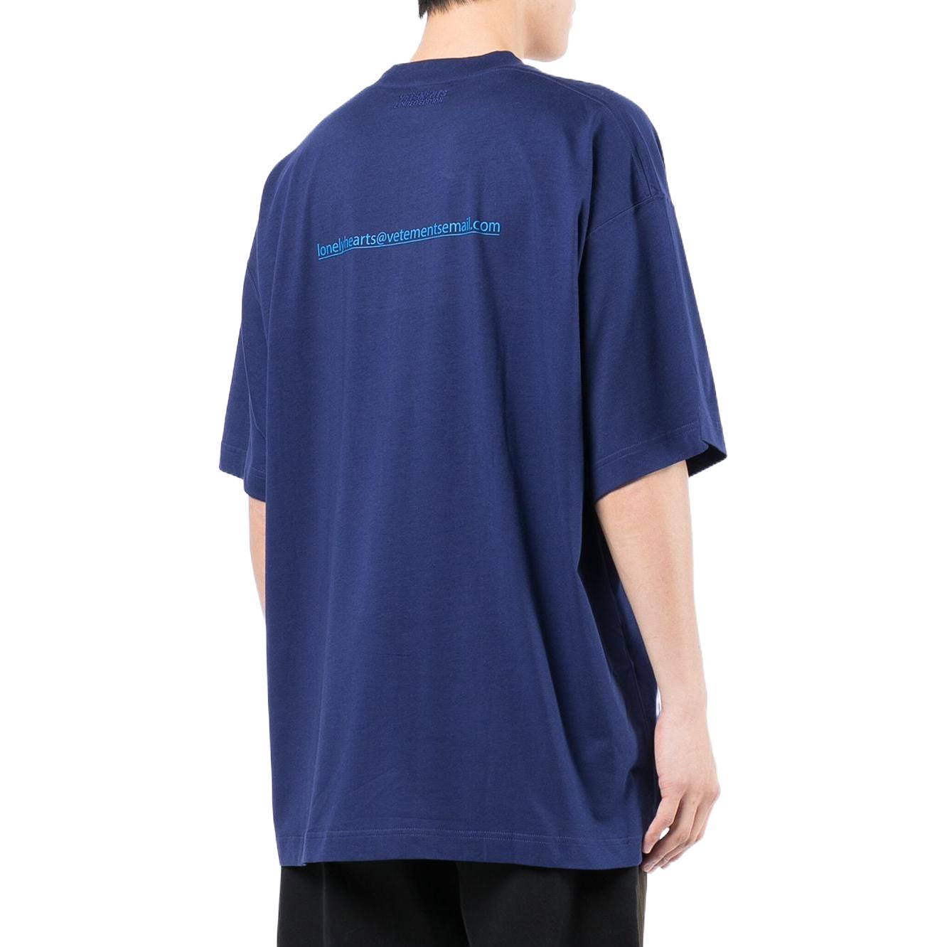 Shop ヴェトモン SS22 ブルー レタープリント Tシャツ ショートスリーブ UE52TR190N