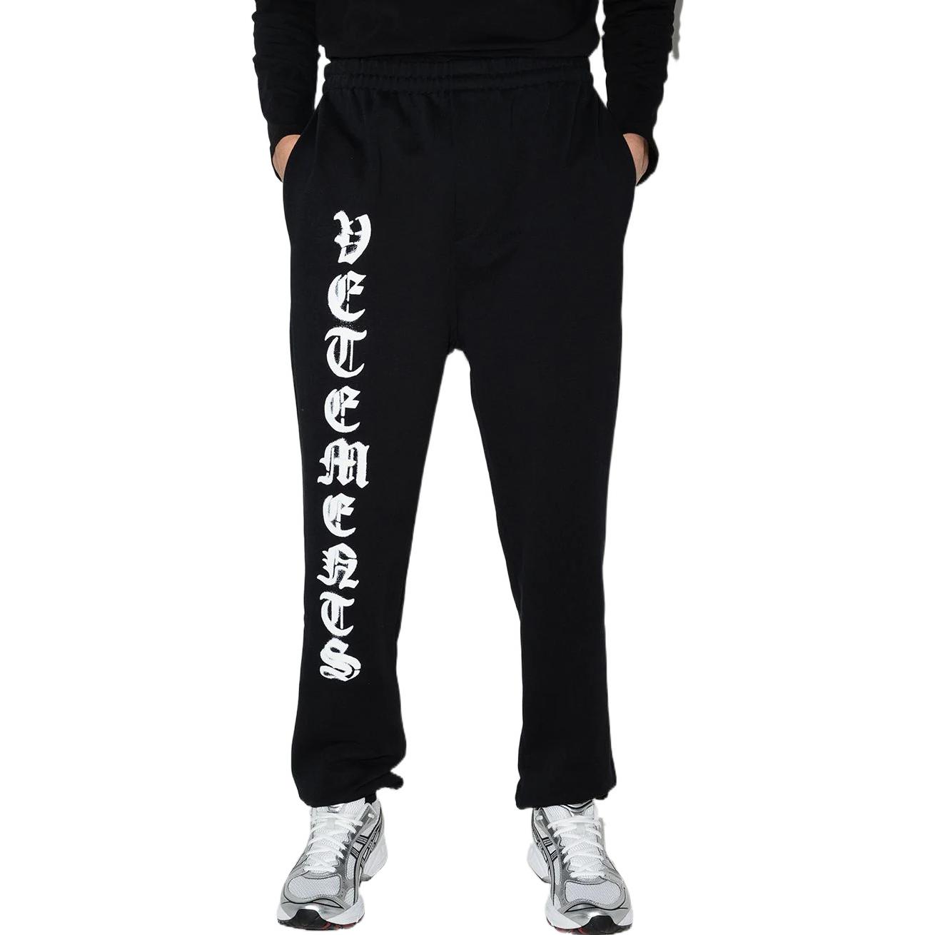 Shop 베트멍 SS22 로고 프린트 조거 스웨트팬츠 블랙. UE52PA180B-1601