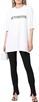 Vetements SS22 Logo Kemeja-T Lengan Pendek Unisex Putih UA53TR230W Lookbook Vetements SS22 Logo Kemeja-T Lengan Pendek Unisex Putih UA53TR230W