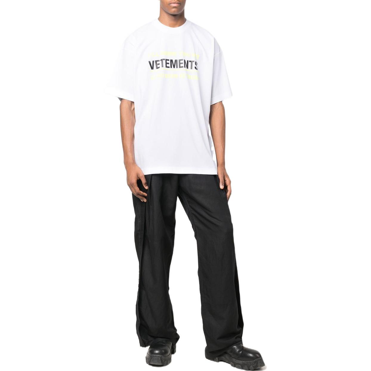Shop Vetements SS22 Logo Kemeja-T Lengan Pendek Unisex Putih UA53TR230W