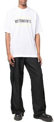 Vetements SS22 Logo Kemeja-T Lengan Pendek Unisex Putih UA53TR230W Shop Vetements SS22 Logo Kemeja-T Lengan Pendek Unisex Putih UA53TR230W