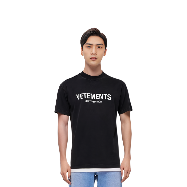 Shop 베트멍 SS23 블랙 크루넥 레터 프린트 티셔츠. UE63TR720XWASHDBLACK