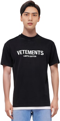 베트멍 SS23 블랙 크루넥 레터 프린트 티셔츠. UE63TR720XWASHDBLACK Shop 베트멍 SS23 블랙 크루넥 레터 프린트 티셔츠. UE63TR720XWASHDBLACK