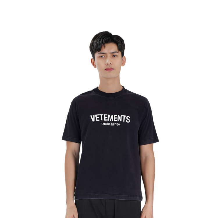 Purchase 베트멍 SS23 블랙 크루넥 레터 프린트 티셔츠. UE63TR720XWASHDBLACK