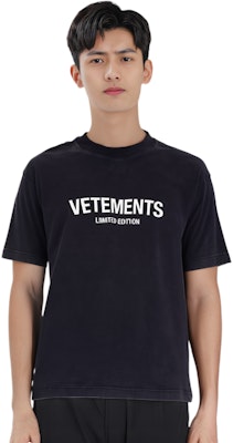 베트멍 SS23 블랙 크루넥 레터 프린트 티셔츠. UE63TR720XWASHDBLACK Purchase 베트멍 SS23 블랙 크루넥 레터 프린트 티셔츠. UE63TR720XWASHDBLACK