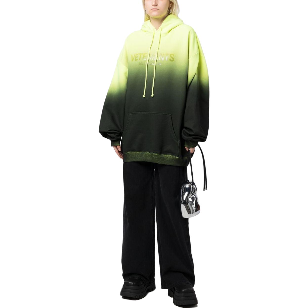 Lookbook 베트멍 SS23 그라데이션 레터 프린트 후디 형광옐로우 옵시디언블랙 유니섹스 UE54HD200Y