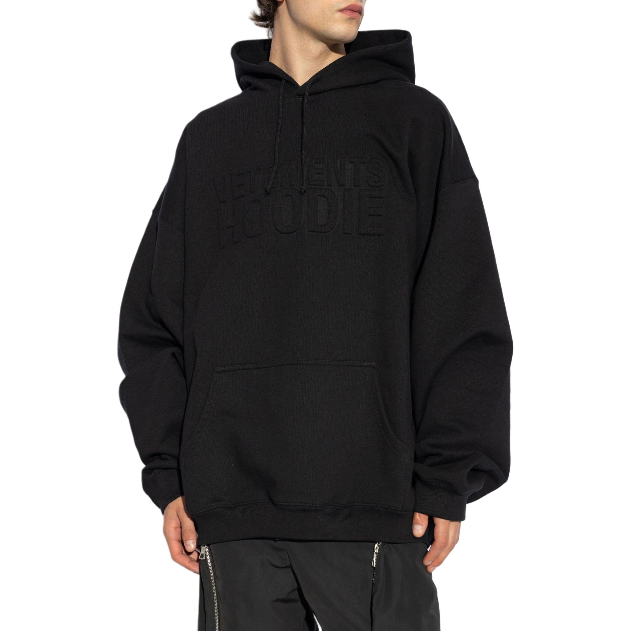 Shop ヴェトモン SS24 ブラック オーバーサイズ プルオーバーパーカー カジュアルロゴ. UA65HD370B1302-BLACK
