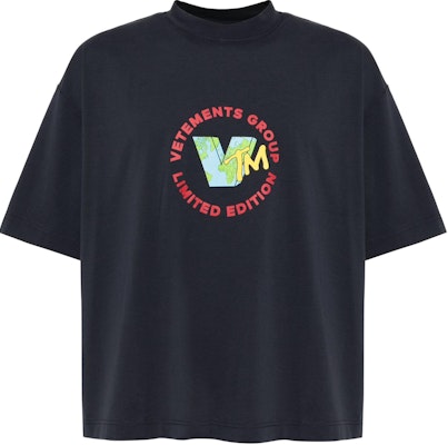 Vetements SS25 海军蓝男女同款宽松印花圆领T恤. UA66TR715N-NAVY Buy Vetements SS25 海军蓝男女同款宽松印花圆领T恤. UA66TR715N-NAVY