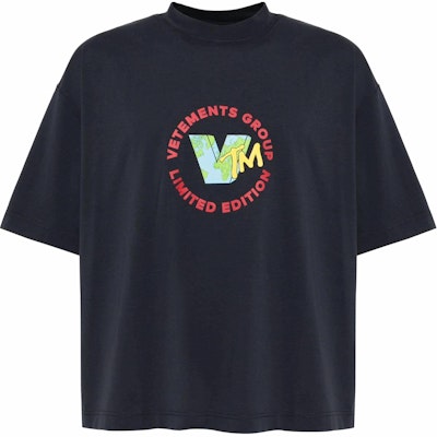 Vetements SS25 海军蓝男女同款宽松印花圆领T恤. UA66TR715N-NAVY Order Vetements SS25 海军蓝男女同款宽松印花圆领T恤. UA66TR715N-NAVY