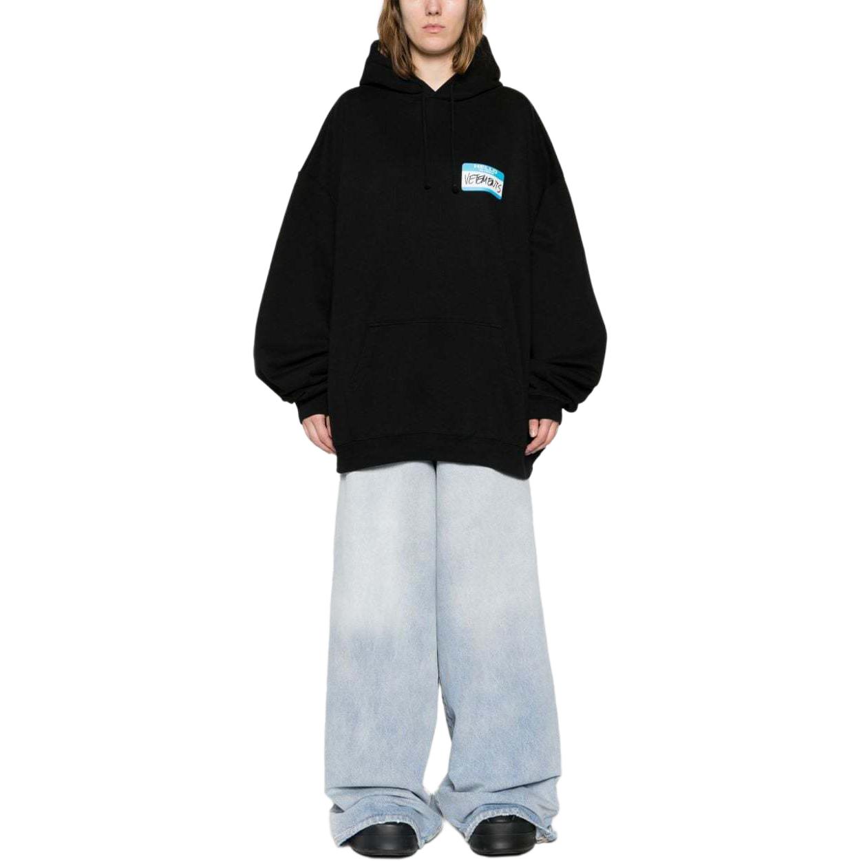 Lookbook Vetements 男女黑色Logo印花紋理針織長袖上衣。 UE64HD900B