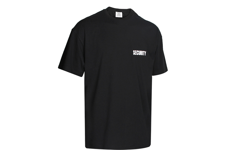 Lookbook Vetements Unisex Tee Hitam Lengan Pendek Cetakan Huruf Dada dan Belakang. UAH21TR510