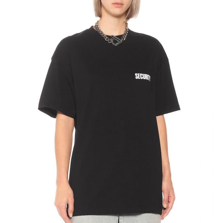 Shop Vetements Unisex Tee Hitam Lengan Pendek Cetakan Huruf Dada dan Belakang. UAH21TR510