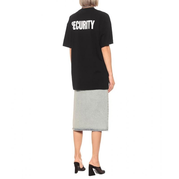 Details for Vetements Unisex Tee Hitam Lengan Pendek Cetakan Huruf Dada dan Belakang. UAH21TR510