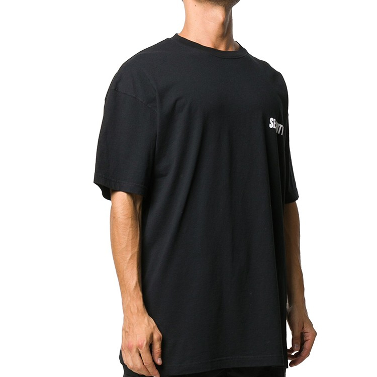 Sizing Vetements Unisex Tee Hitam Lengan Pendek Cetakan Huruf Dada dan Belakang. UAH21TR510