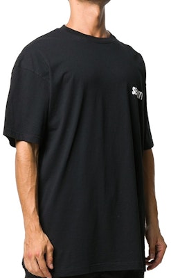 Vetements Unisex Tee Hitam Lengan Pendek Cetakan Huruf Dada dan Belakang. UAH21TR510 Sizing Vetements Unisex Tee Hitam Lengan Pendek Cetakan Huruf Dada dan Belakang. UAH21TR510