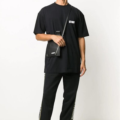 Vetements Unisex Tee Hitam Lengan Pendek Cetakan Huruf Dada dan Belakang. UAH21TR510 1