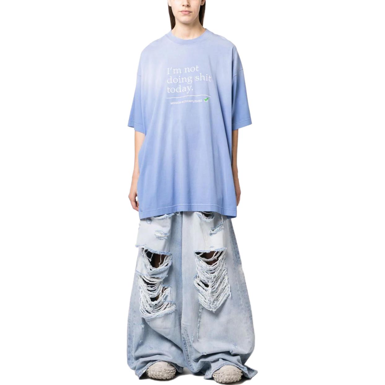 Lookbook 베트멍 유니섹스 블루 크루넥 레터 로고 프린트 티셔츠. UE54TR150N-WASH