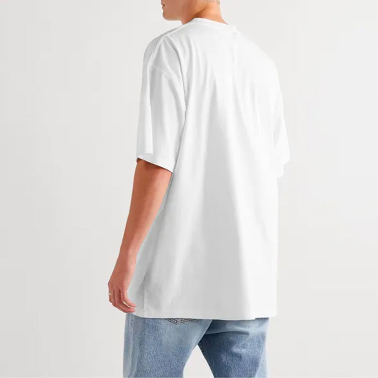 Shop Vetements Kemeja-T Putih Unisex dengan Cetakan Huruf Tengkorak UAH21TR6671611